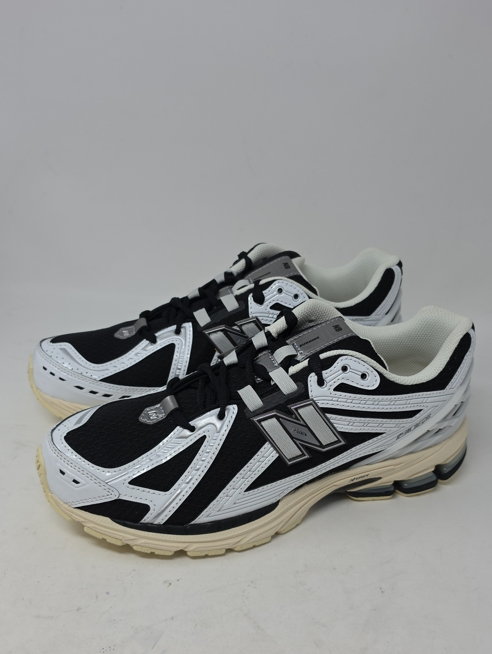 New Balance 1906R White Black U1906RCI Men Size 10.5 Women 12